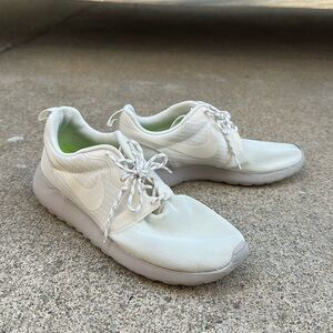 Nike rosche runs white and cream